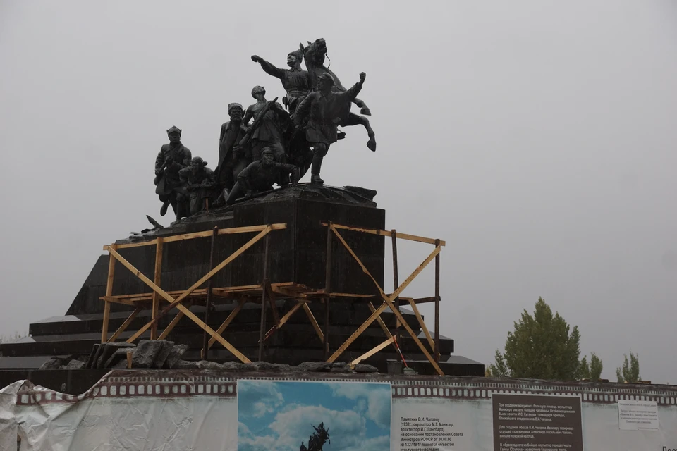 Чапаев и его бойцы попали в окружение строительных лесов