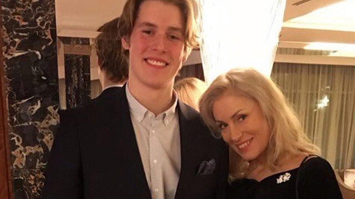 Лиза Энн өзінің кискасындағы мүшесін сезінбес бұрын таңғажайып минет жасайды