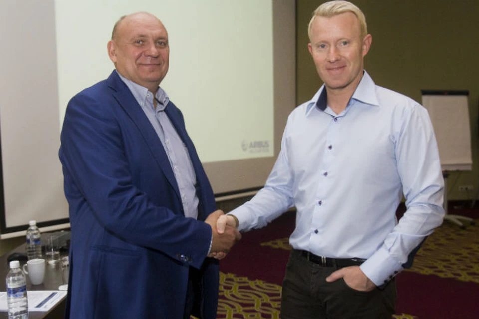 Шеф-пилот «Авиа-май» С.Костюков и инструктор Airbus Helicopters Патрик Ильбер договорились о дальнейшем сотрудничестве.