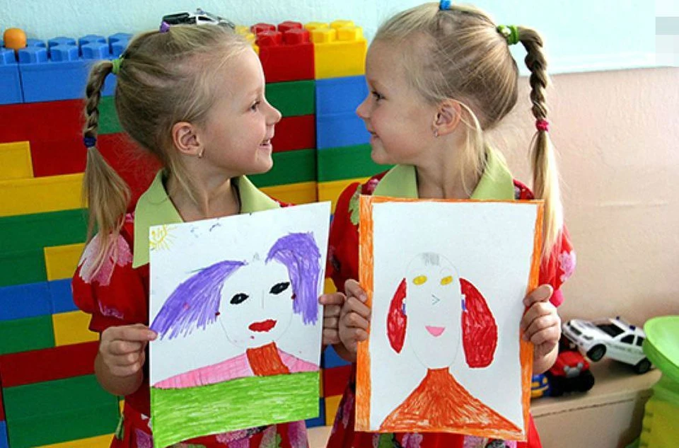 Двойняшки Саша и Ира рисовали одну маму - но получилась она у них разная.