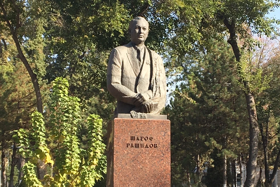 Памятник Шарафу Рашидову в центре Ташкента.