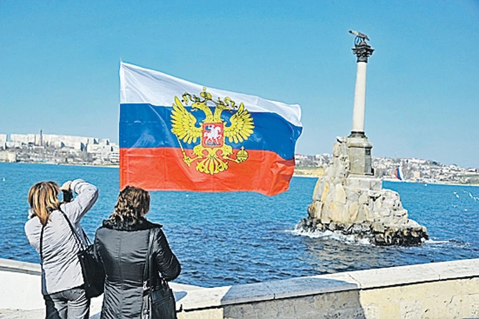 В Севастополе гуляют в российскими флагами.