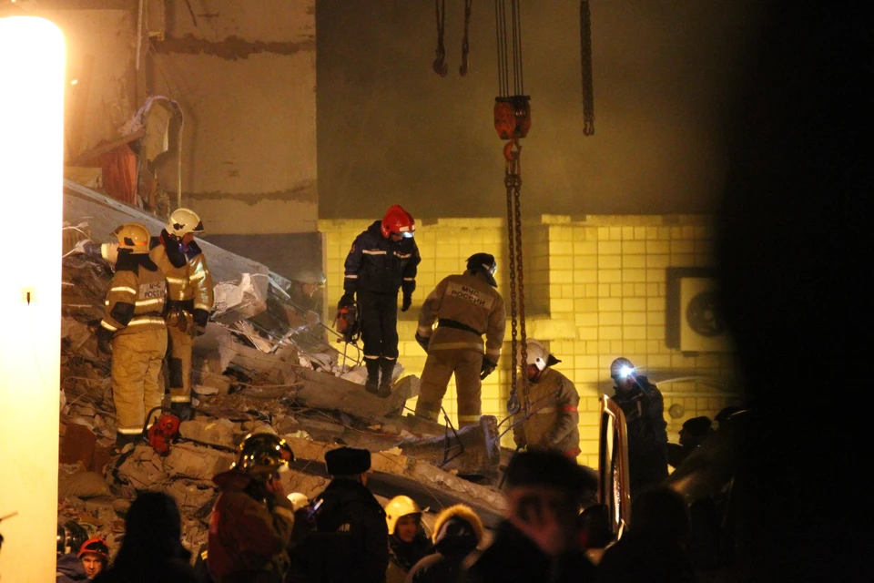 Фоторепортаж: Как спасатели пытаются вытащить людей, оказавшихся под завалами после взрыва дома в Ижевске Фото: Дмитрий Селезнев