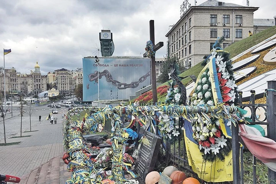 Центр Киева превращен в некрополь. Так выглядит памятник погибшим во время майдана. В день нашего приезда его разрушил луганчанин. "Потому что из-за этого майдана у меня дома началась война", - объяснял свой поступок задержанный.