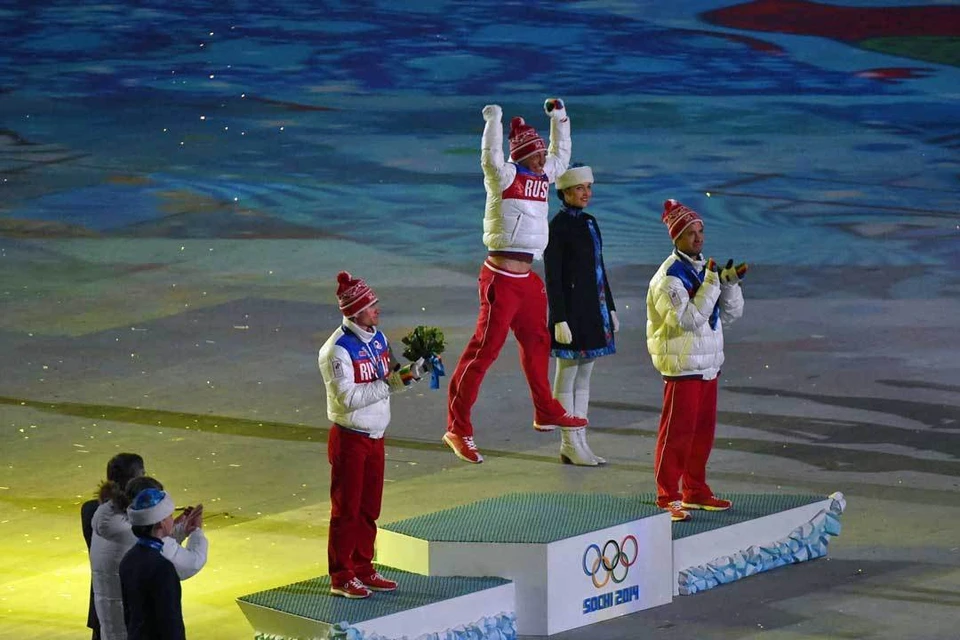 Максим Вылегжанин, Александр Легков, Илья Черноусов (слева направо) в том старте заняли весь пьедестал