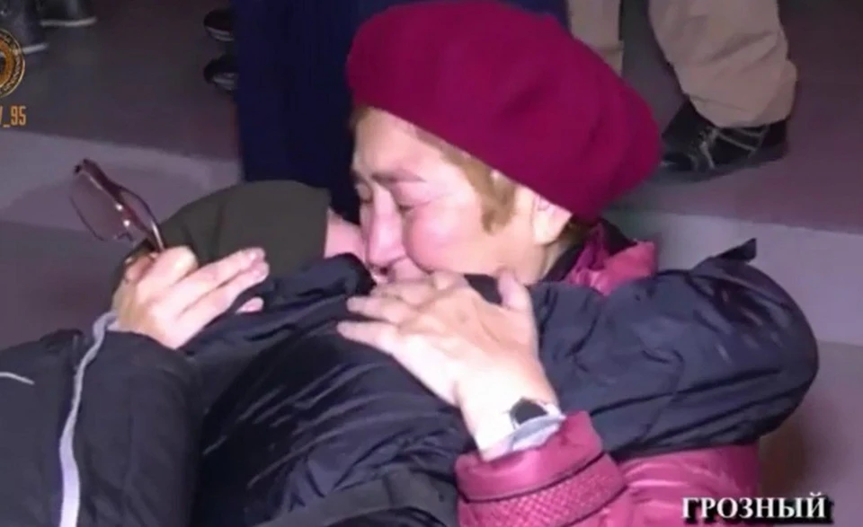 Женщина, увидев своих внуков, не смогла сдержать слез. Фото: скриншот видео из инстаграм Рамзана Кадырова