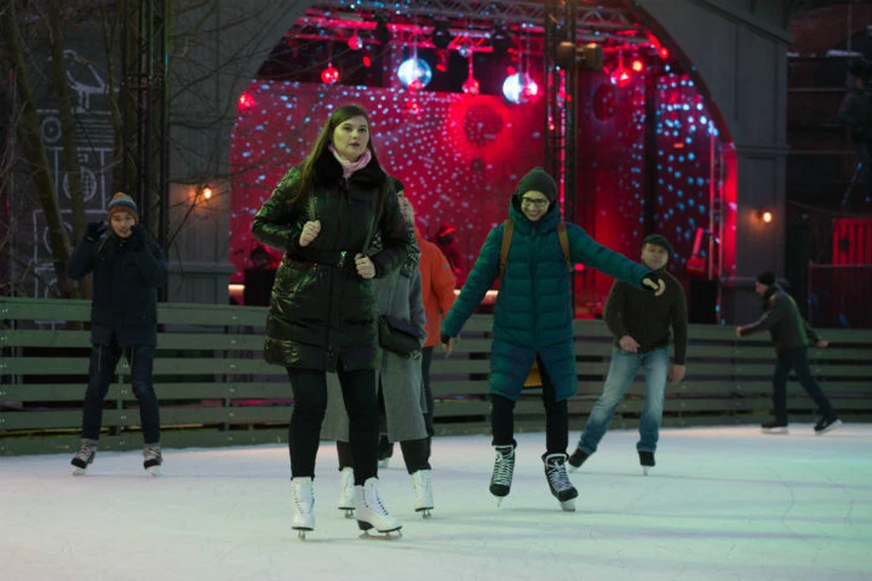 Как провести выходные в санкт петербурге. Новая Голландия каток. Каток новая Голландия фоторепортаж. Новая Голландия костюмы чудиков на катке.