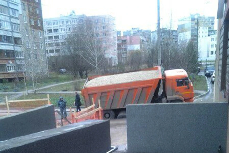 На Верхнепечерской КамАЗ провалился под асфальт.