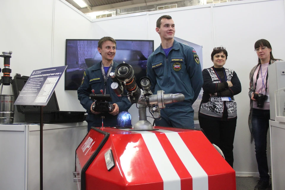 На выставке инноваций в Саратове показали робота-пожарного.