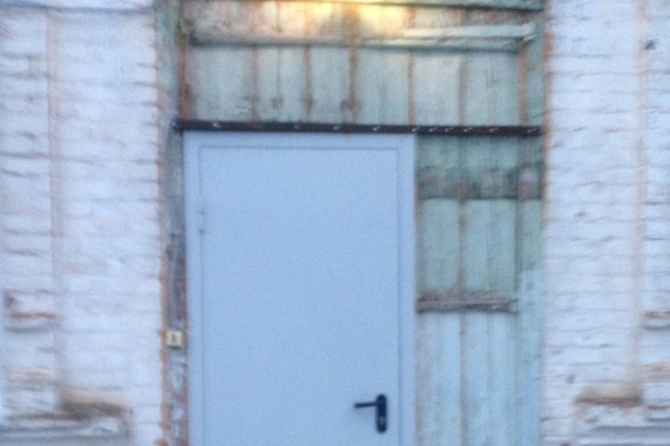 Новая дверь отнюдь не выглядит очень надежной.
