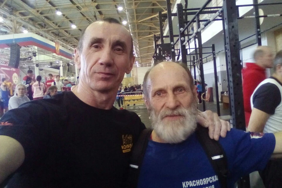 Николай Каклимов (слева) в свои 56 лет снова побил мировой рекорд по подтягиванию. Фото: личная страница героя публикации.