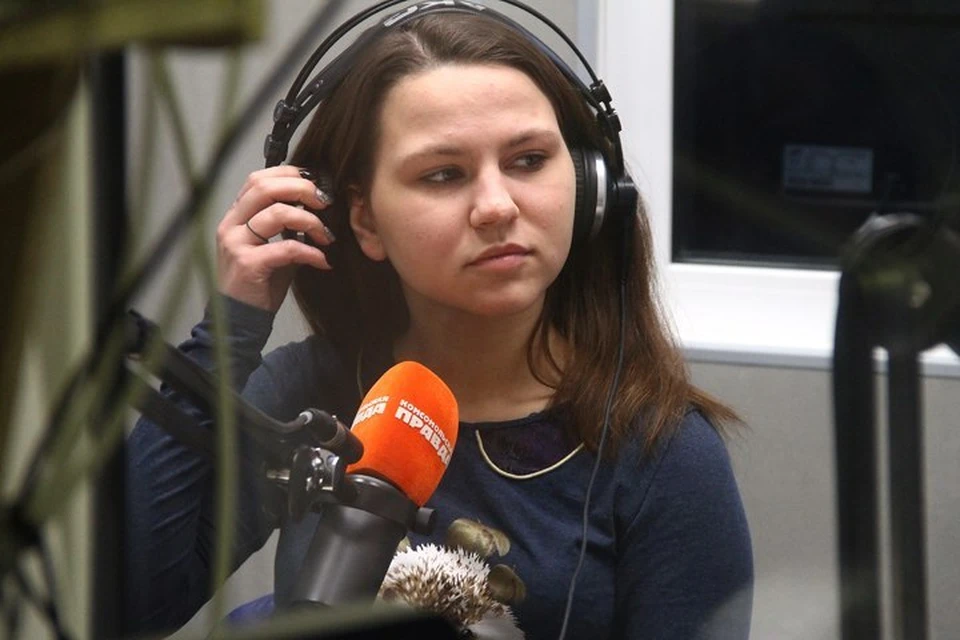 Героиня видео из Milo Ксения Смирнова встретилась с секс-тренером Лизой Питеркиной в студии радио «Комсомольская правда»