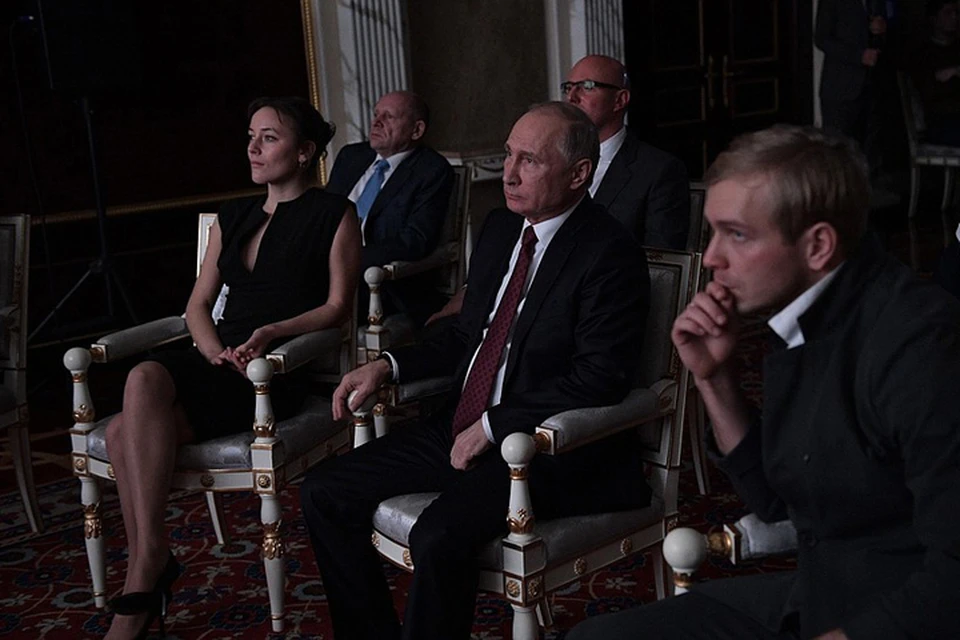 За сутки до официальной премьеры съемочная группа картины устроила в резиденции Ново-Огарево специальный показ для президента. Фото: kremlin.ru