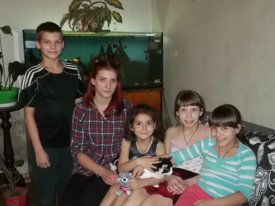 Виталик,Саша, Катя, Света, Вероника ( слева на право)