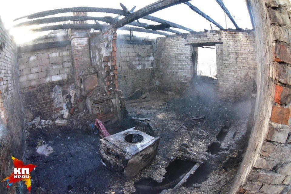 Дом выгорел почти полностью, остался только кирпичный остов.