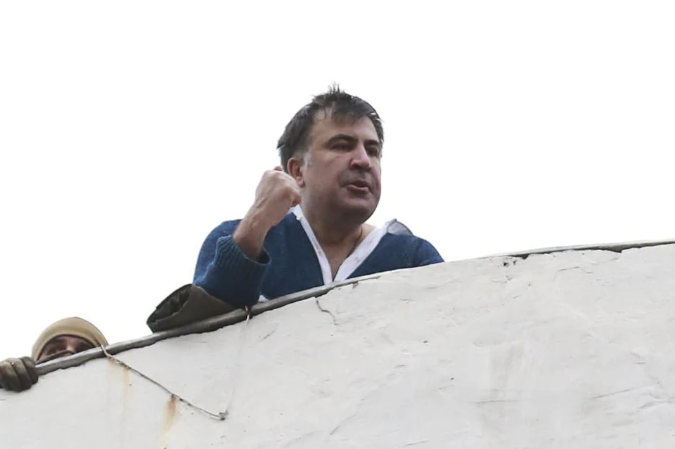 Михаил Саакашвили гордо заседает на крыше дома в то время, как спецназ СБУ штурмует его квартиру