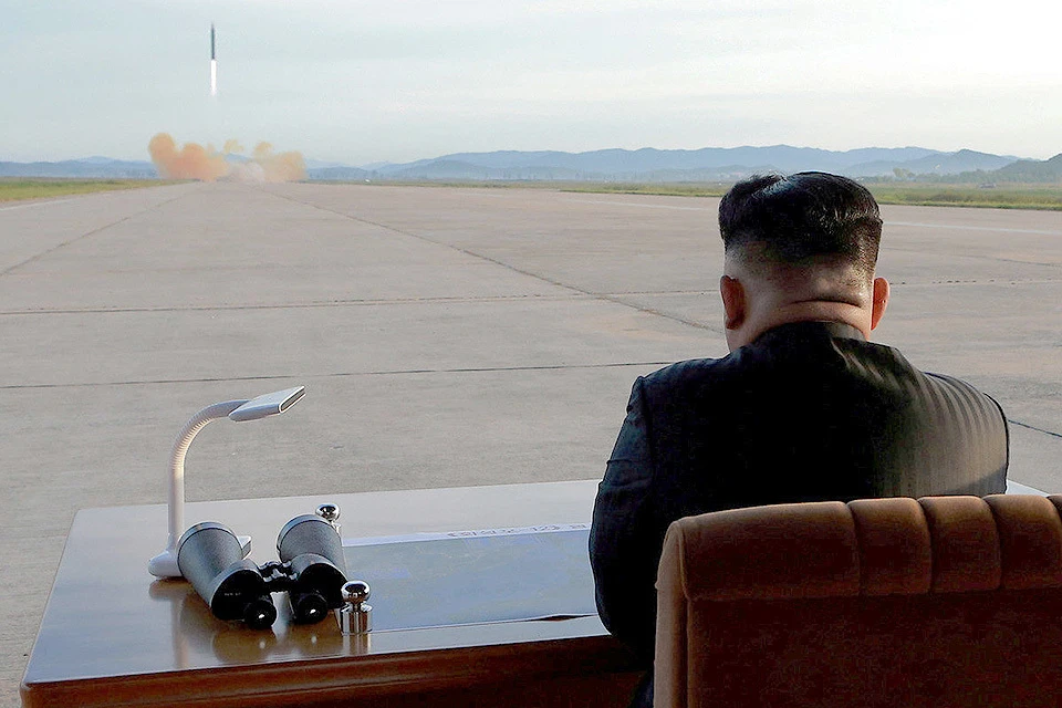 Ким Чен Ын наблюдает за пуском ракеты Хвасонг-15.