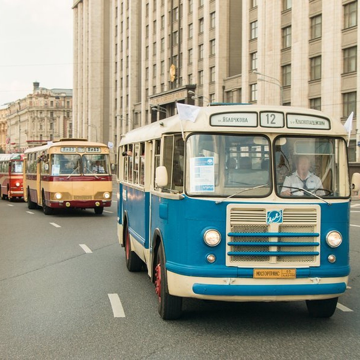 Заказать автобус в Москве: для экскурсий, праздников и поездок на каникулы  - KP.RU