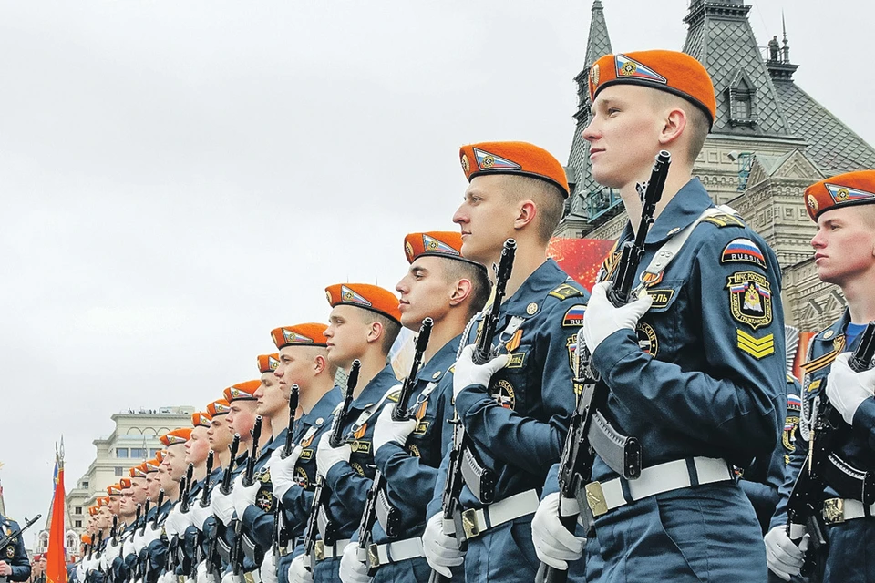 С 2002 года курсанты и офицеры академии участвуют в парадах на Красной площади. Фото: amchs.ru