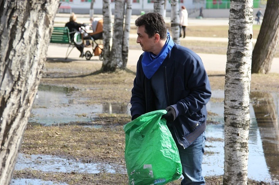 Руководитель Эжвы поднаторел в уборке территорий на субботниках. Фото:www.spravka11.ru