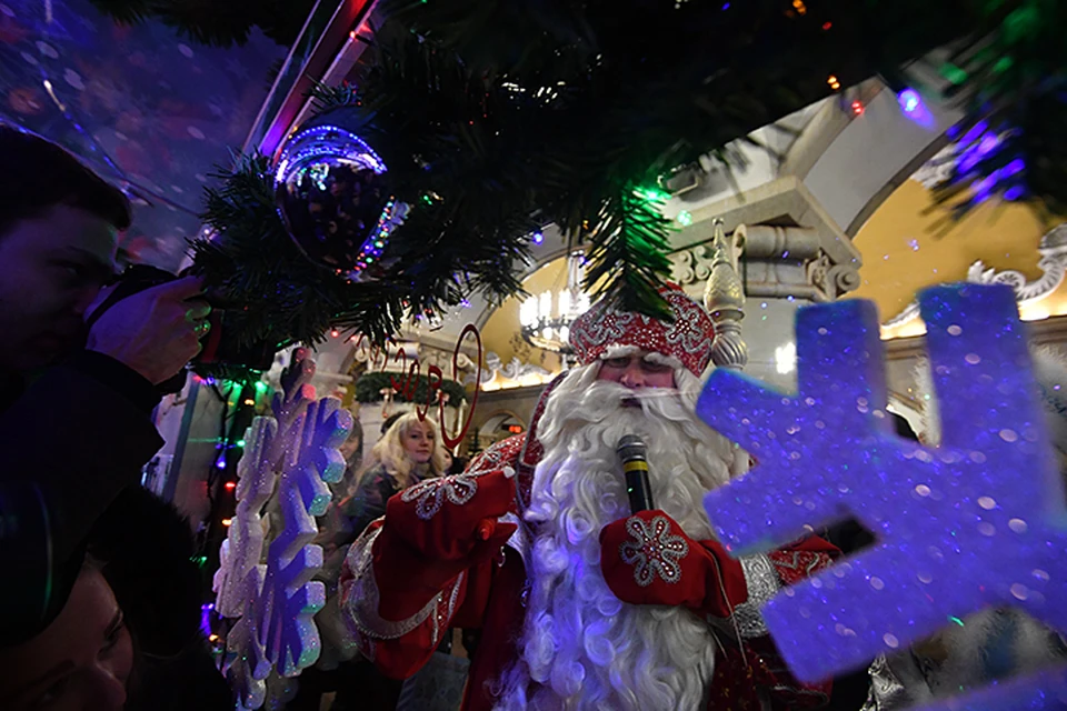 новогодний вокзал. новогодний поезд. новый год в поезде. станция музыкальная новогодняя. новогодняя ёлка 2021 года в москве на речном вокзале.