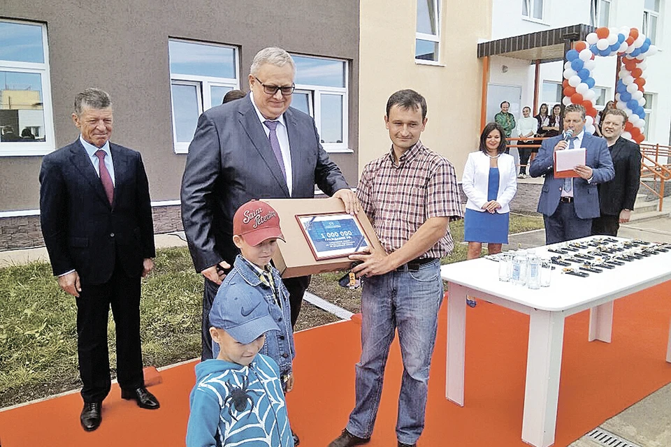 Вручение ключей миллионному переселенцу в городе Дегтярске Свердловской области. Фото: Фонд ЖКХ