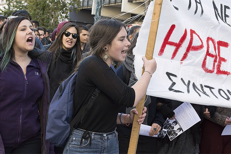 Греческие анархисты на митинге в центре Афин.