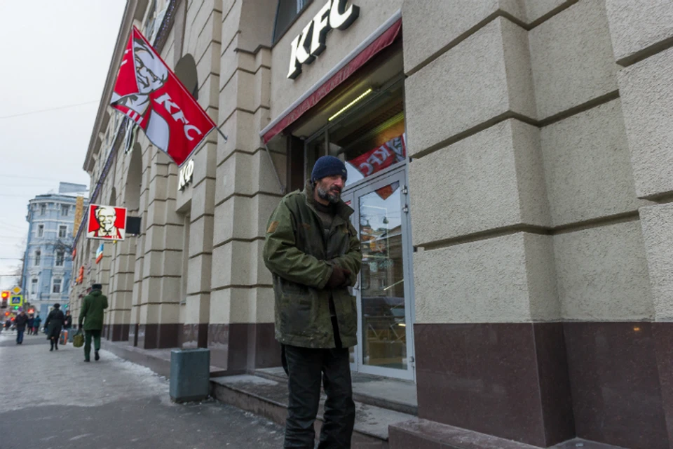 Людей БОМЖ просят на выход, чтобы "исключить возможность причинения вреда здоровью и имуществу Гостей"