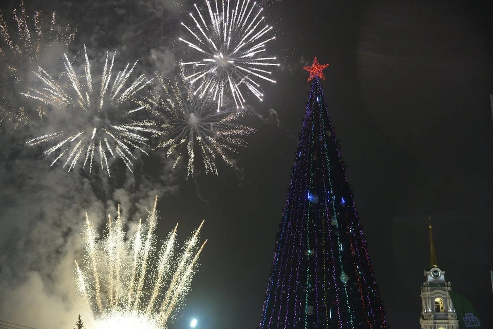 Площадь ГорДК без единой ледовой скульптуры в Ачинске уныло встречает Новый год