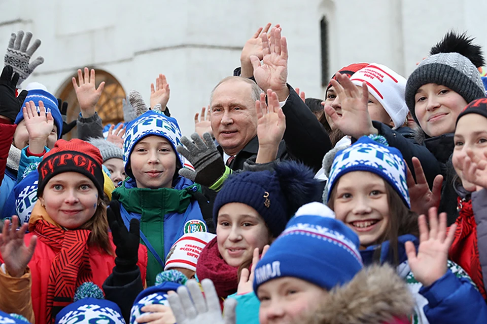 Владимир Путин, проезжая на заседание правительства в Белом доме, остановился возле главное елки страны. Фото: Сергей Савостьянов/ТАСС