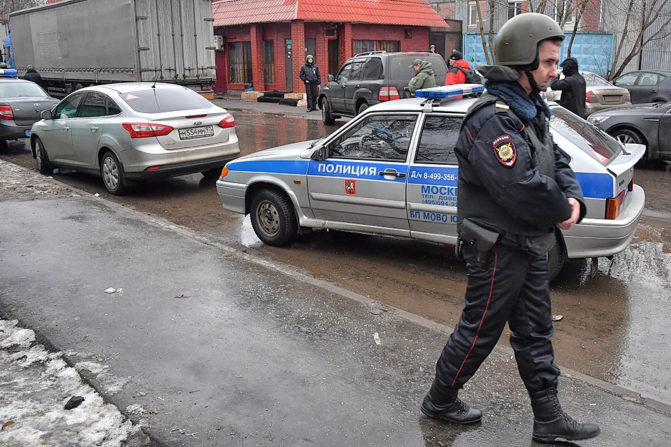 27 декабря, полицейское оцепление у фабрики "Меньшевик" на улице Иловайская в Москве.