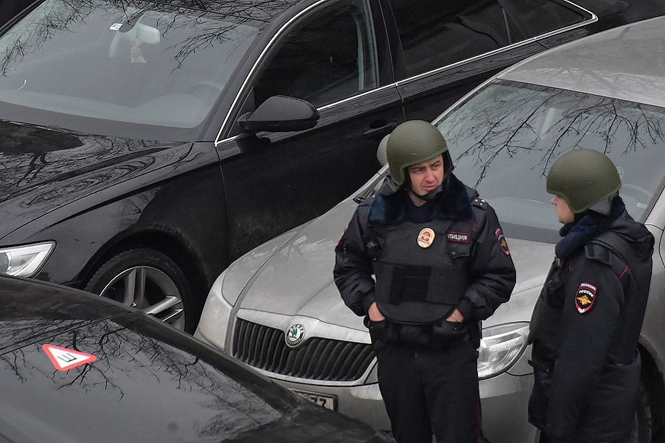 Полицейское оцепление у комплекса зданий фабрики "Меньшевик".