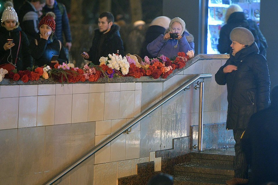 Цветы у места трагедии на станции "Славянский бульвар".