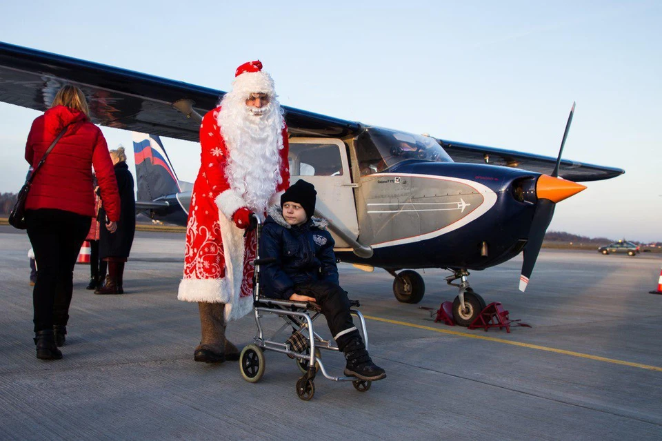 На аэродроме Влада встретил Дед Мороз.
