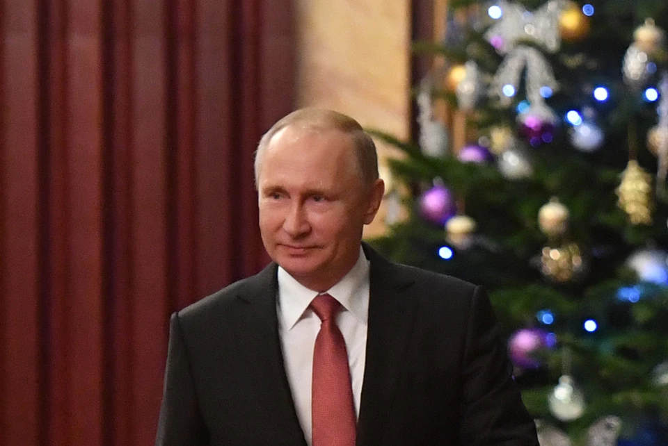 Президент России в преддверии праздников отправляет поздравительные телеграммы.