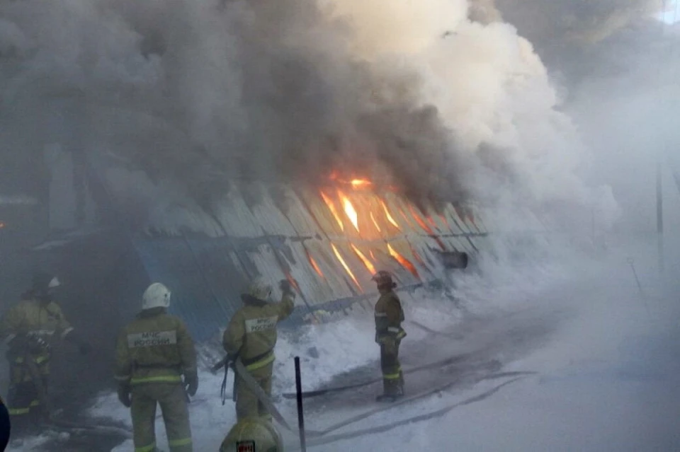 Пожар на обувной фабрике в Чернореченском случился ранним утром 4 января. Фото: ГУ МЧС России по Новосибирской области