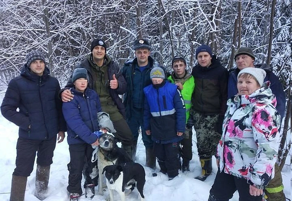 Спасатели и добровольцы, нашедшие детей: Денис Аристов, Максим Саулькин, Леонид Демченко, Кирилл Евдокимов, Валерий Севостьянин, Наталья Аристова. Фото: Иван Хохлов, ГУ МЧС по Свердловской области