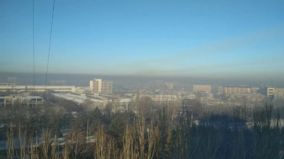 Пользователи соцсетей делятся фото густого грязного облака, нависшего над городом.