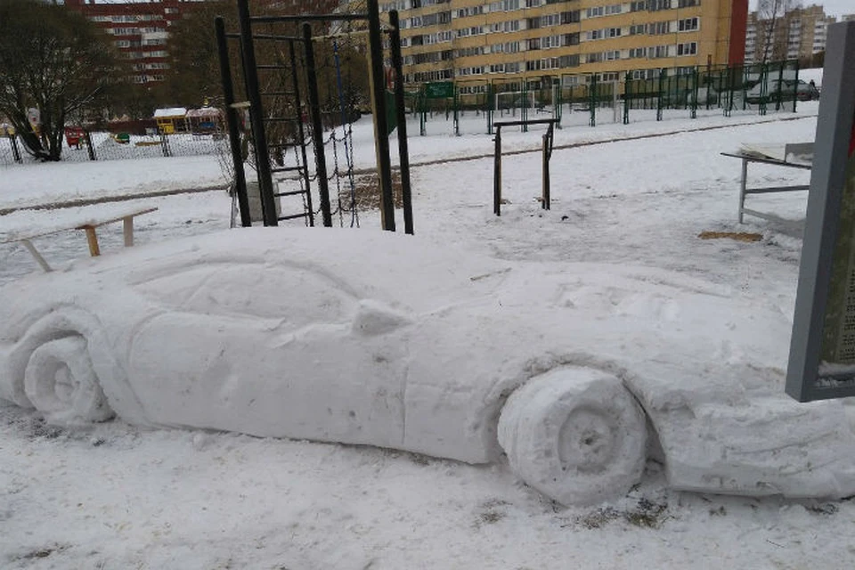 Автор обещал раскрасить автомобиль. Фото: группа «Транспортный коллапс, Красное Село» «ВКонтакте».