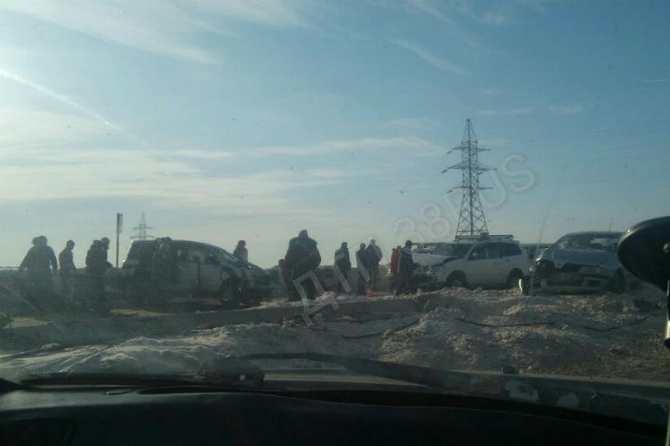 ДТП с участием трех автомобилей парализовало движение на объездной дороге в Ново-Ленино в Иркутске. Фото: ДТП 38RUS.