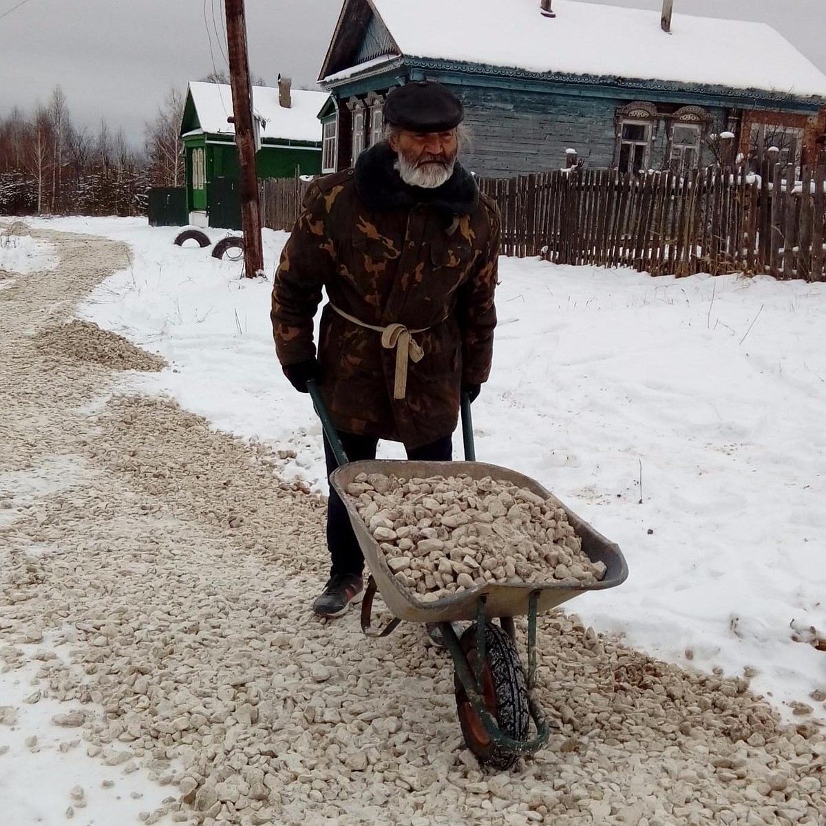 Пенсионер из Вязниковского района за свой счет построил сельскую дорогу -  KP.RU