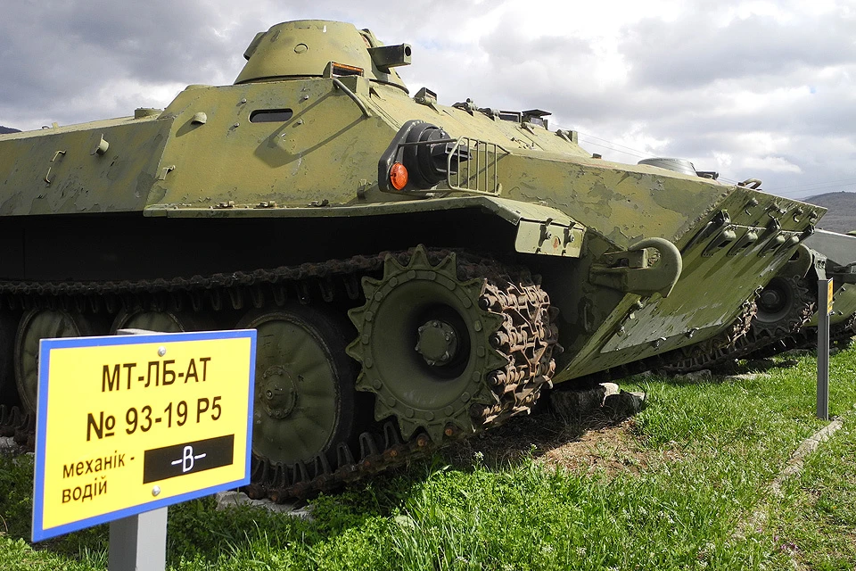 Март 2014 года, бронетехника на территории оставляемой украинскими военными базы.