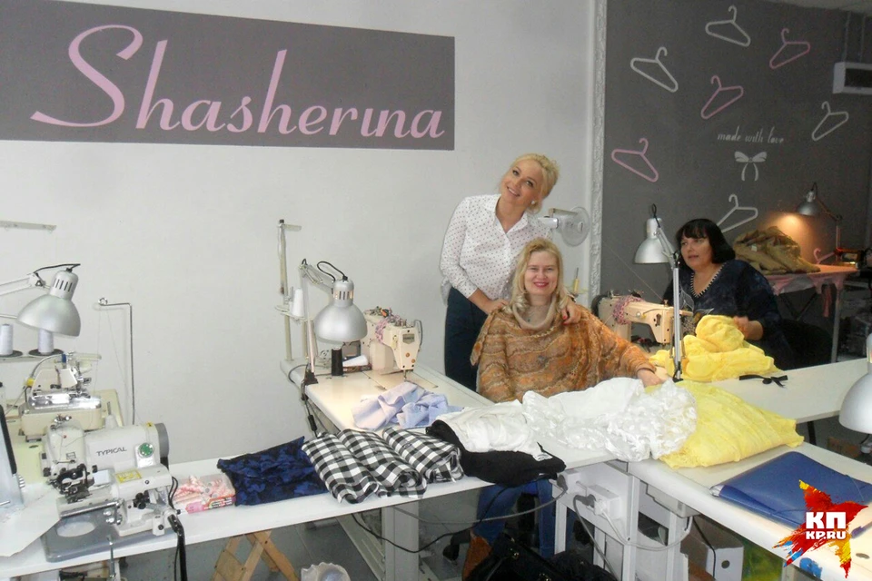 Дизайнер Вера Шашерина (в белой блузке) рядом со швеей Натальей Дмитриевой. Последняя уверяет, что дизайнер задолжала ей зарплату. Фото предоставлено Натальей Дмитриевой
