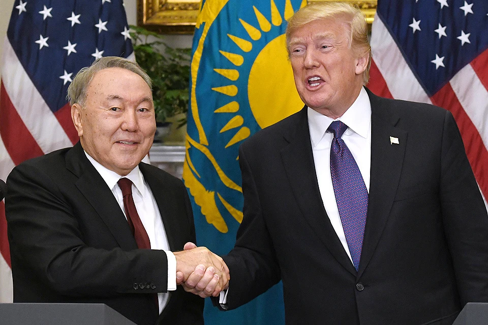 Рукопожатие Нурсултана Назарбаева и Дональда Трампа после совместного заявления для прессы по итогам переговоров. ФОТО DPA/TASS