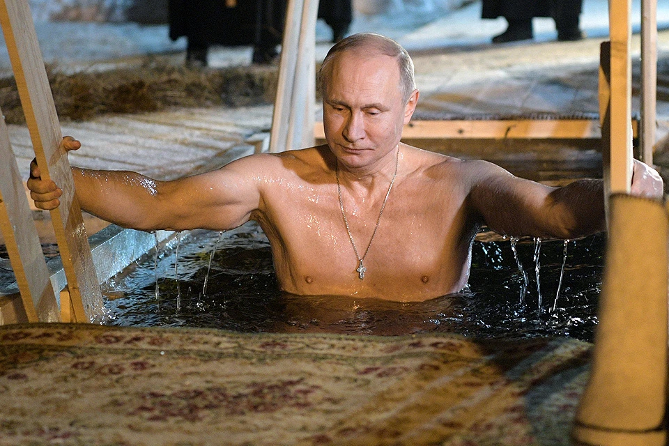 По словам пресс-секретаря президента, Владимир Путин не первый раз принимает участие в Крещенском купании в проруби.