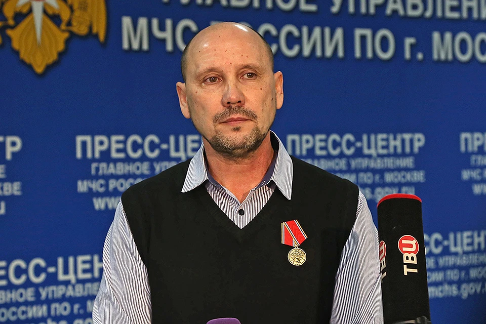 Николая Евдокимова наградили медалью МЧС за спасение трех детей. Фото: Пресс-служба МЧС Москвы