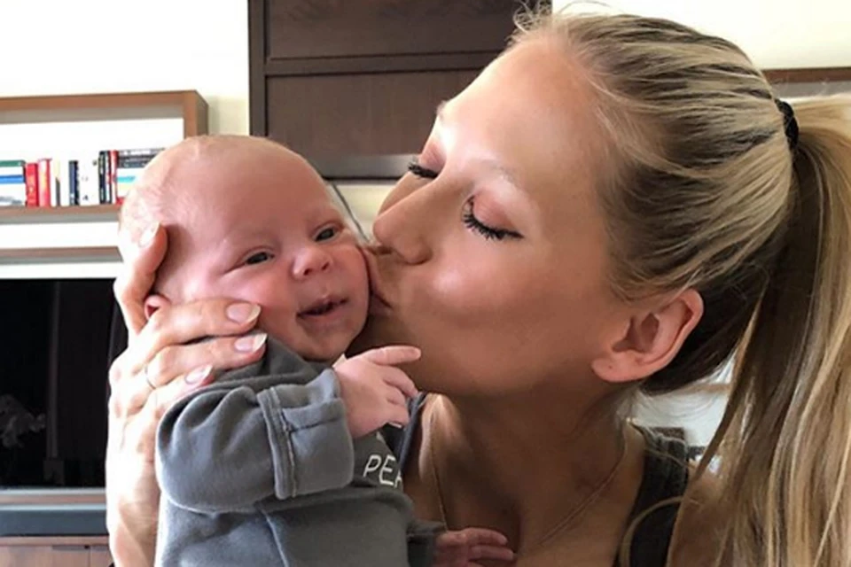 Анна Курникова со своим новорожденным малышом. Кто это на снимке - сын Николас или дочка Люси - спортсменка не уточнила. Фото: Инстаграм.