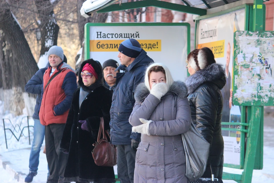 Благовещенцы мерзнут на автобусных остановках. Фото: Сергей ПЕТРОВ