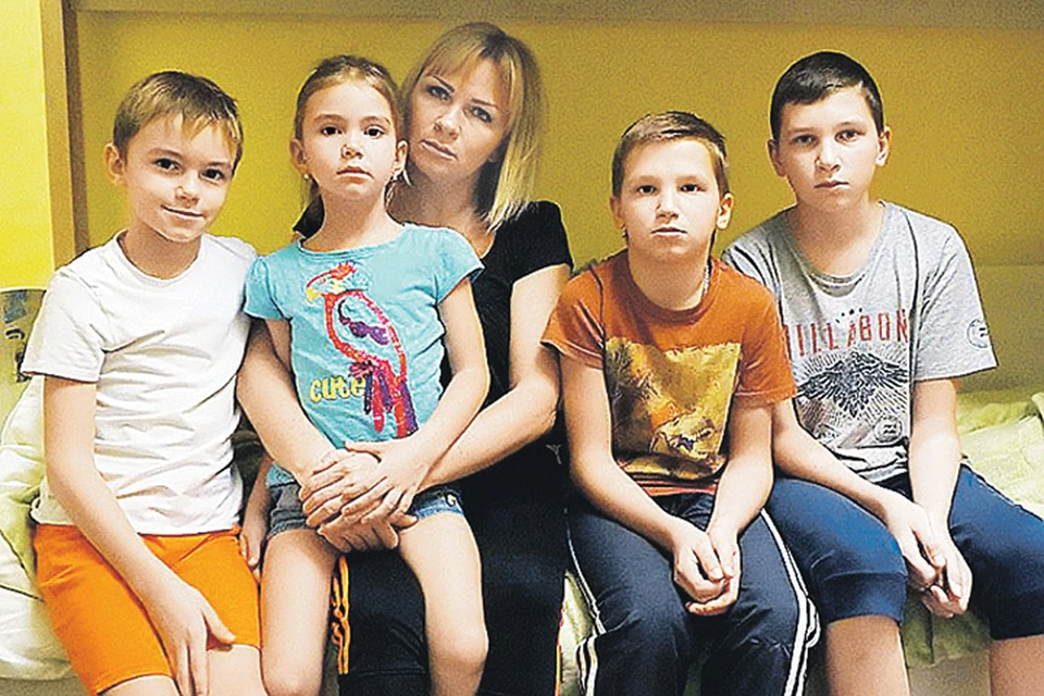 Людмила Гордеева и ее дети верят, что проведут вместе еще очень много времени. Фото: Семейный архив
