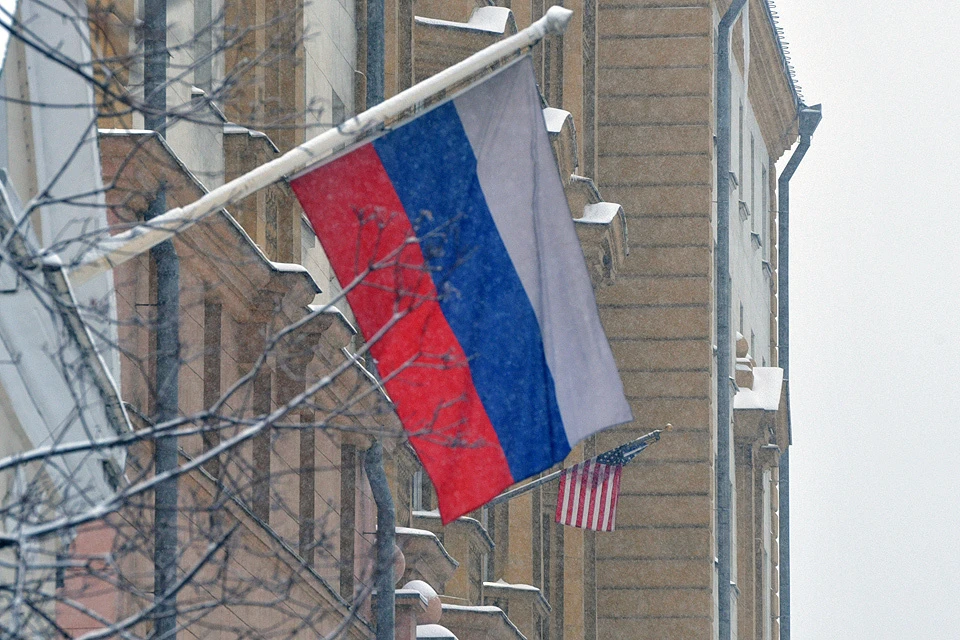 Флаг России у здания посольства США в Москве.